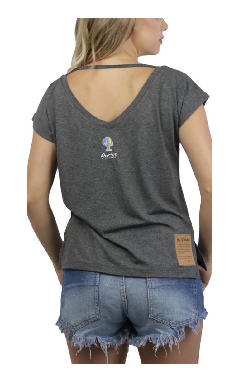 Camiseta Gola V Feminina Com Etiqueta Atr?s Cinza