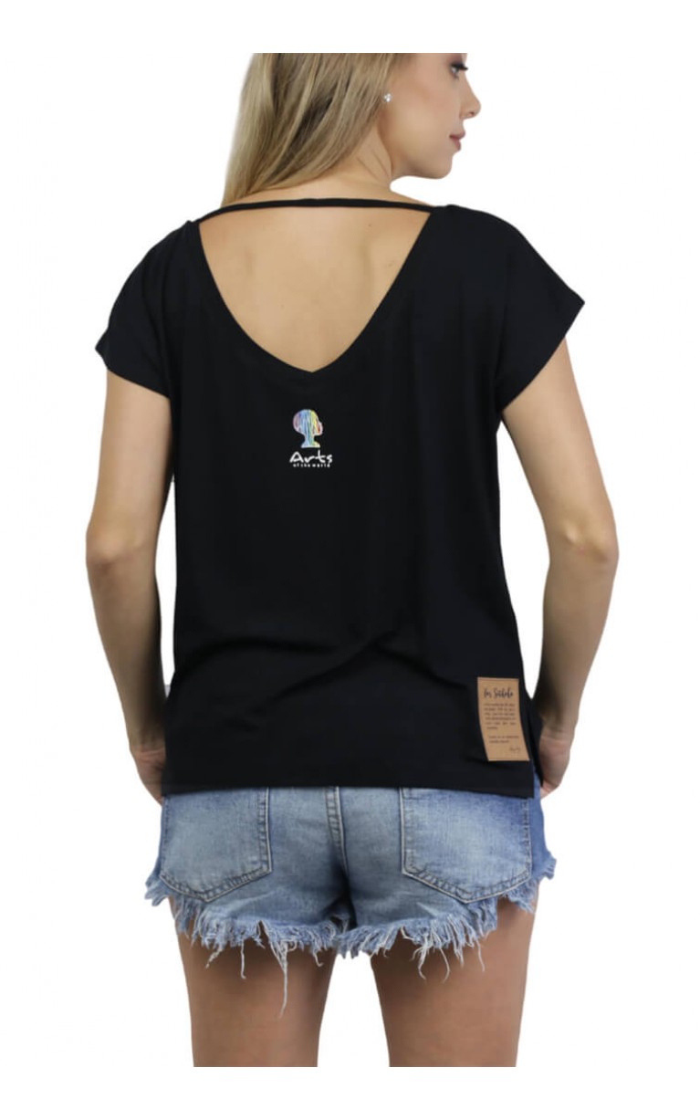 Camiseta Gola V Feminina Com Etiqueta Atr?s Preta
